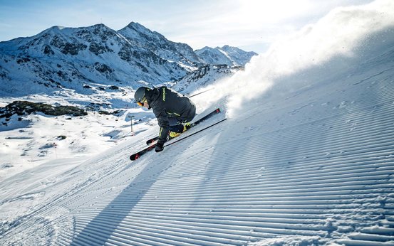 Ski und Skiausrüstung bei Intersport Pittl