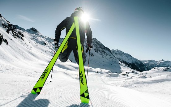 Ski und Skiausrüstung bei Intersport Pittl